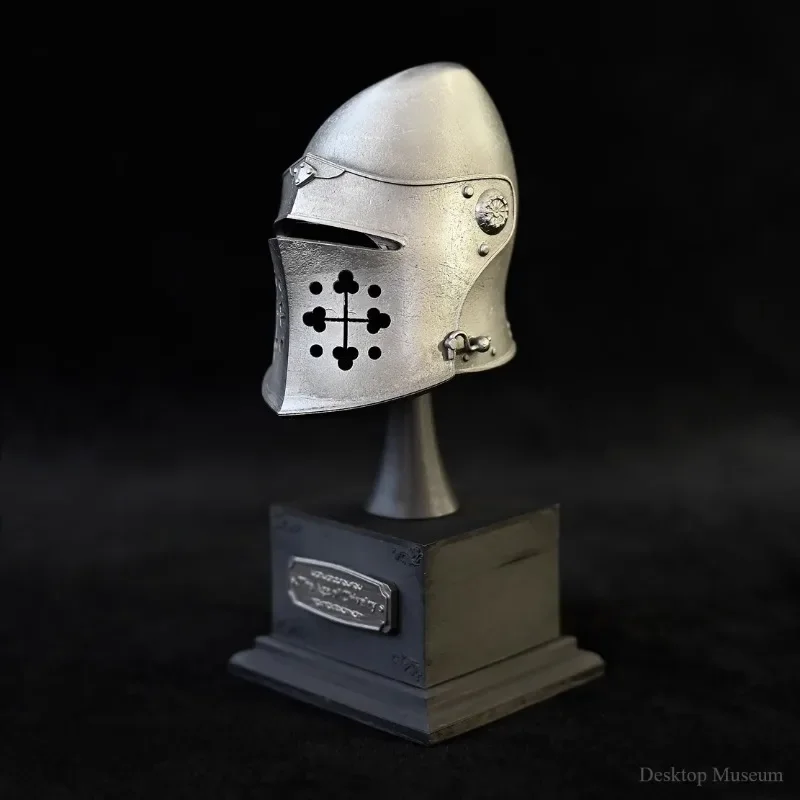

Миниатюрный средневековый шлем из канифоли LTCP-306