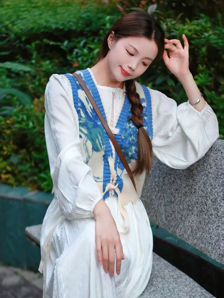 Свитер на шнуровке жилет женский укороченный трикотаж с v-образным вырезом