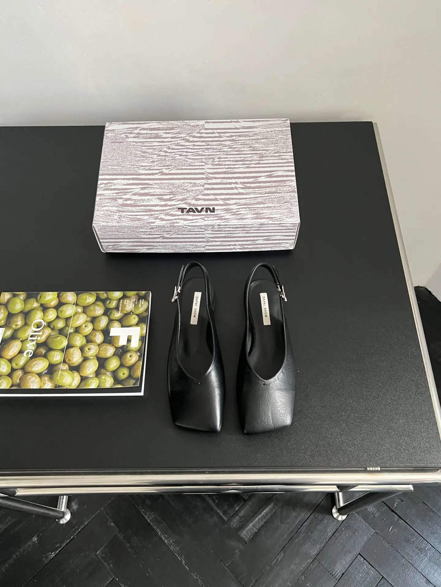 Туфли женские на плоской подошве с квадратным носком и ремешками