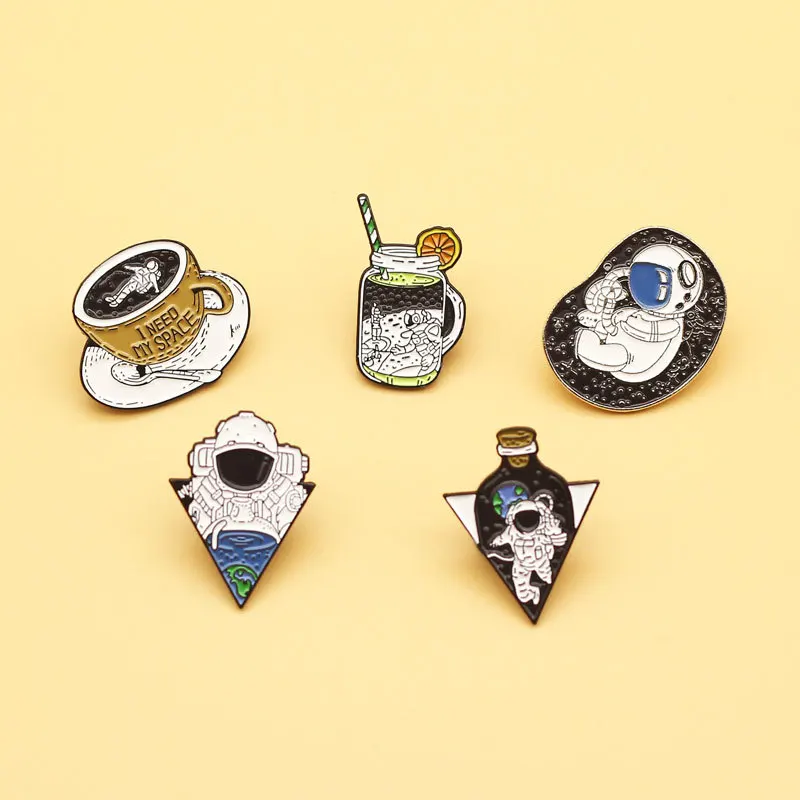 

SALeeee Astronaut Planet Brooch Alloy Enamel Badge Creative Universe Cup Cream Bottle Anime Accessories