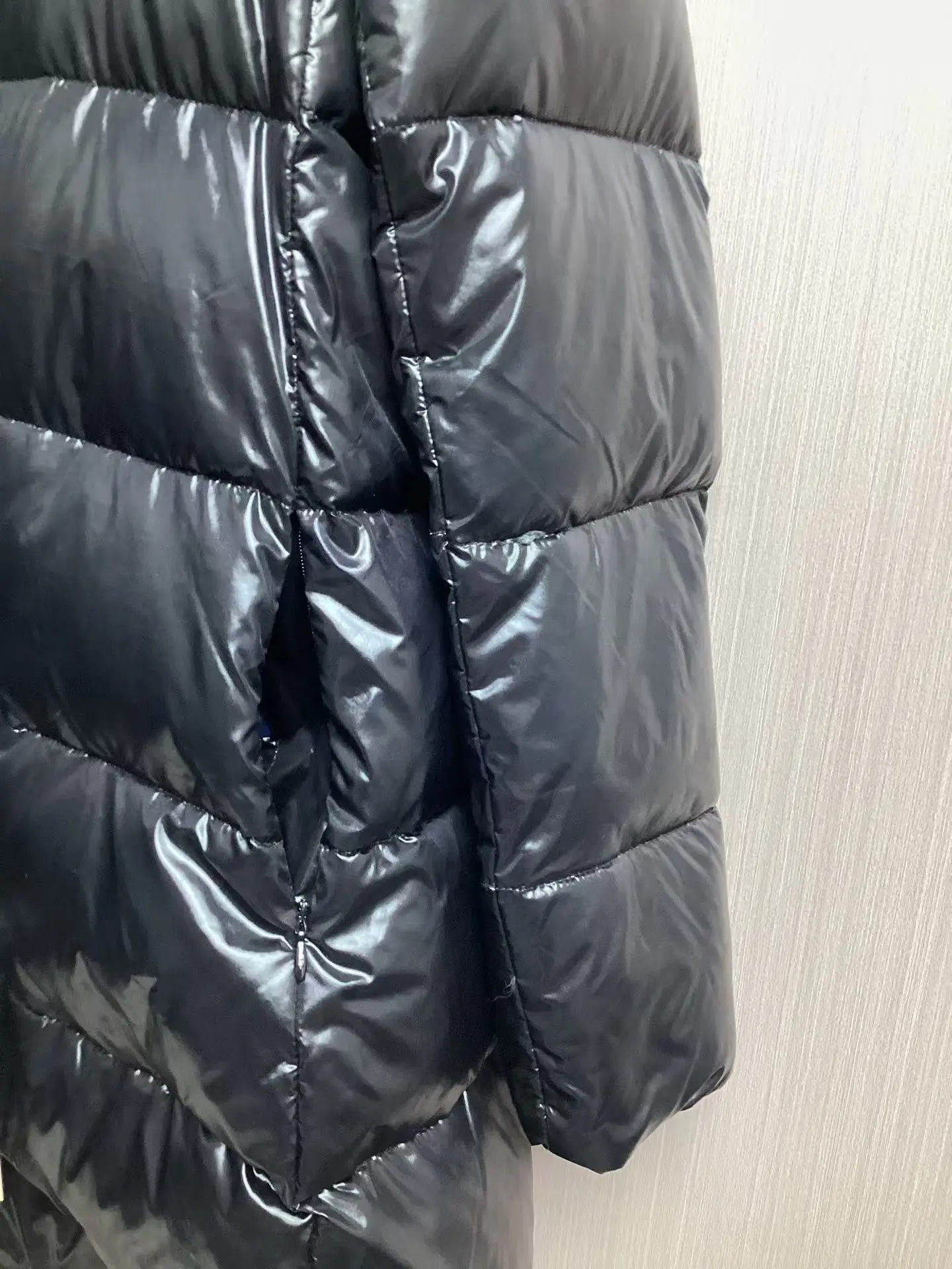 Женский однотонный длинный пуховик на молнии с высоким воротником и