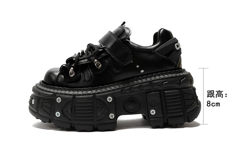 Женская обувь на платформе в готическом стиле с заклепками