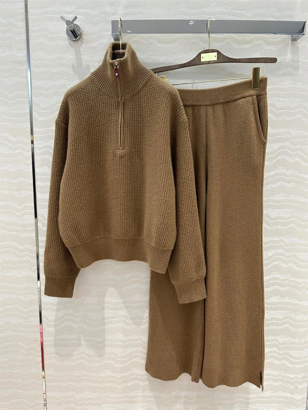 Свитер-пуловер с лацканами на молнии + прямые широкие брюки высокой талией