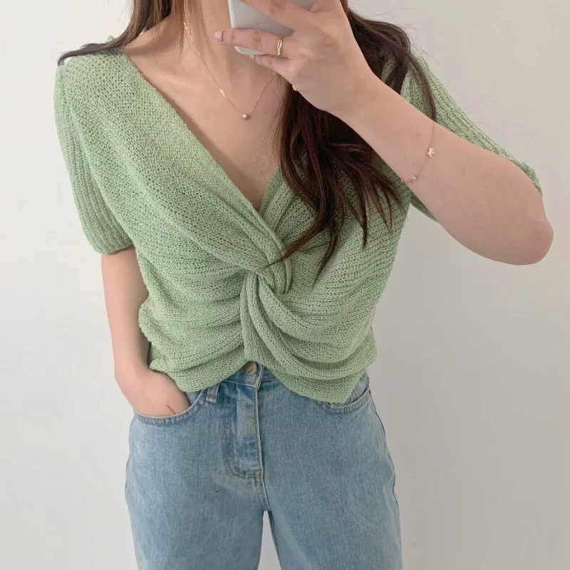 

Блузка женская короткая трикотажная с V-образным вырезом и пуговицами сзади