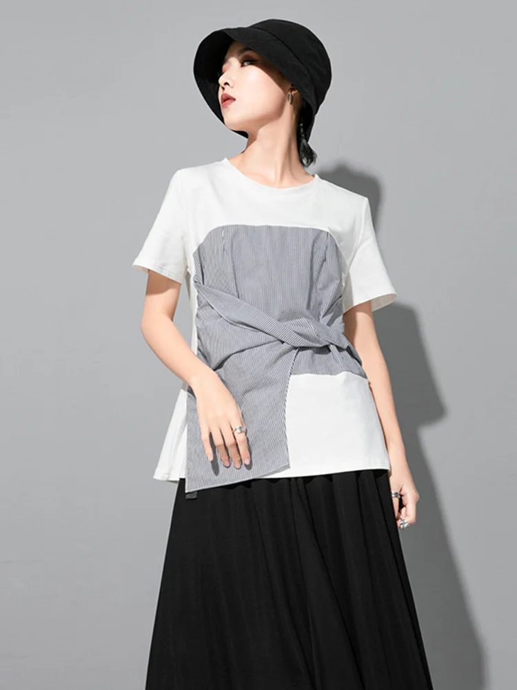 Женская Асимметричная футболка черная в полоску с узлом круглым вырезом и