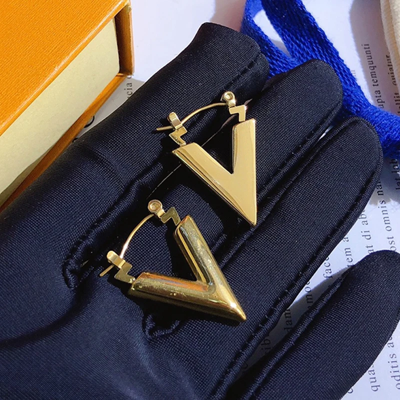 

2022 Solid Color Titanium Steel Metal Earrings V-shaped Fashion Earrings Street Hip Hop Attendance Earrings Couples Gift