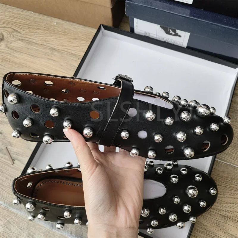 Туфли на плоской подошве с заклепками и круглой головкой. Роскошные черные