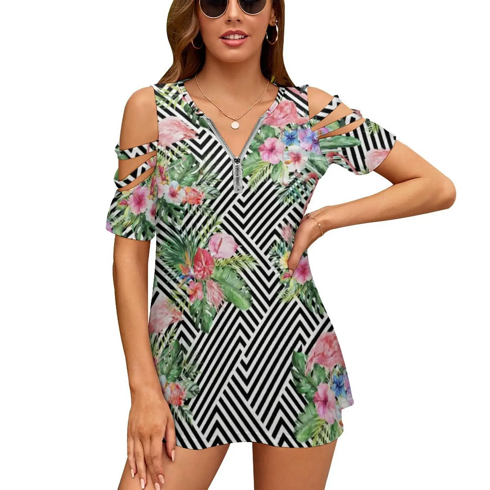 

Футболка женская оверсайз с треугольным вырезом и открытыми плечами