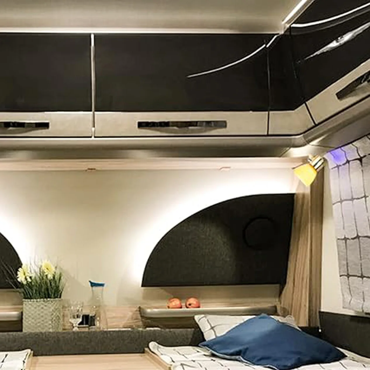 Фото THALASSA RV 12 Вольт Лампы для чтения с USB-портом Внутреннее освещение для лодки Прикроватная лампа для кабины Кемпер Караван Дом на колесах Внутреннее освещение №4