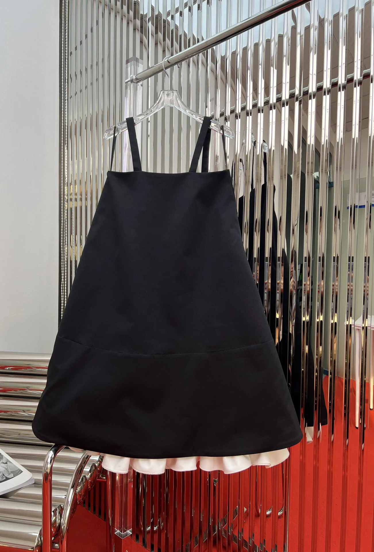 

White bump design A-line version black suspender pommel skirt, sweet girl style