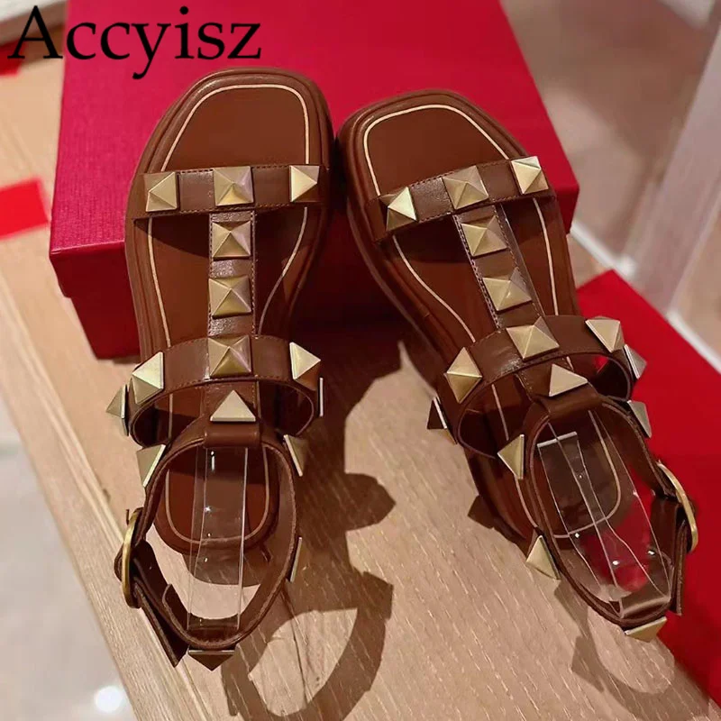 

2023 Summer Square Head Thick Sole Leather Women's Sandals with Rivet Decoration Fine Band Combination Beach Vacation Flat Shoes