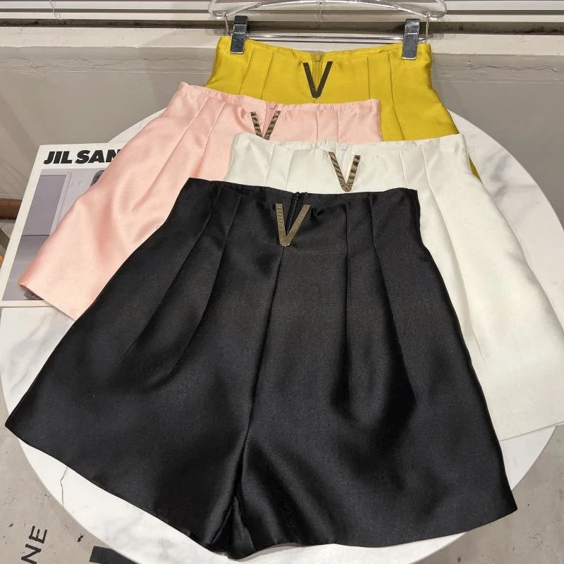 

2022 Autumn Metal V Letter Waist Wide Leg Casual Women's Shorts