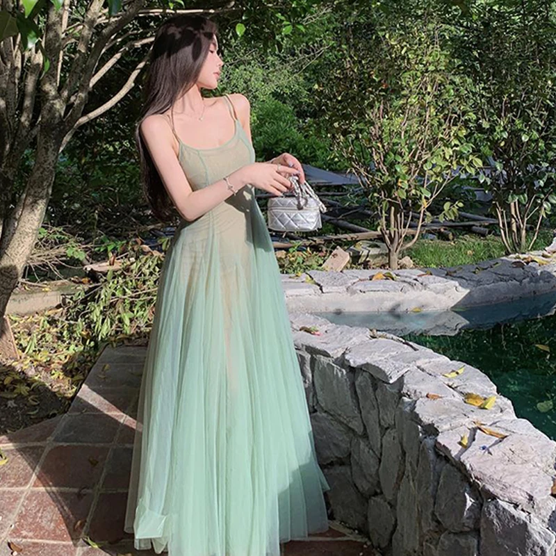 Женское платье трапециевидной формы с бретельками