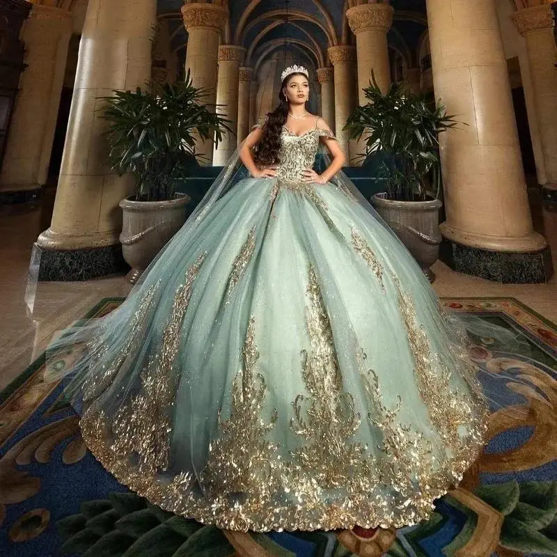 Блестящие шалфейно-зеленые платья Quinceanera с золотой кружевной аппликацией и