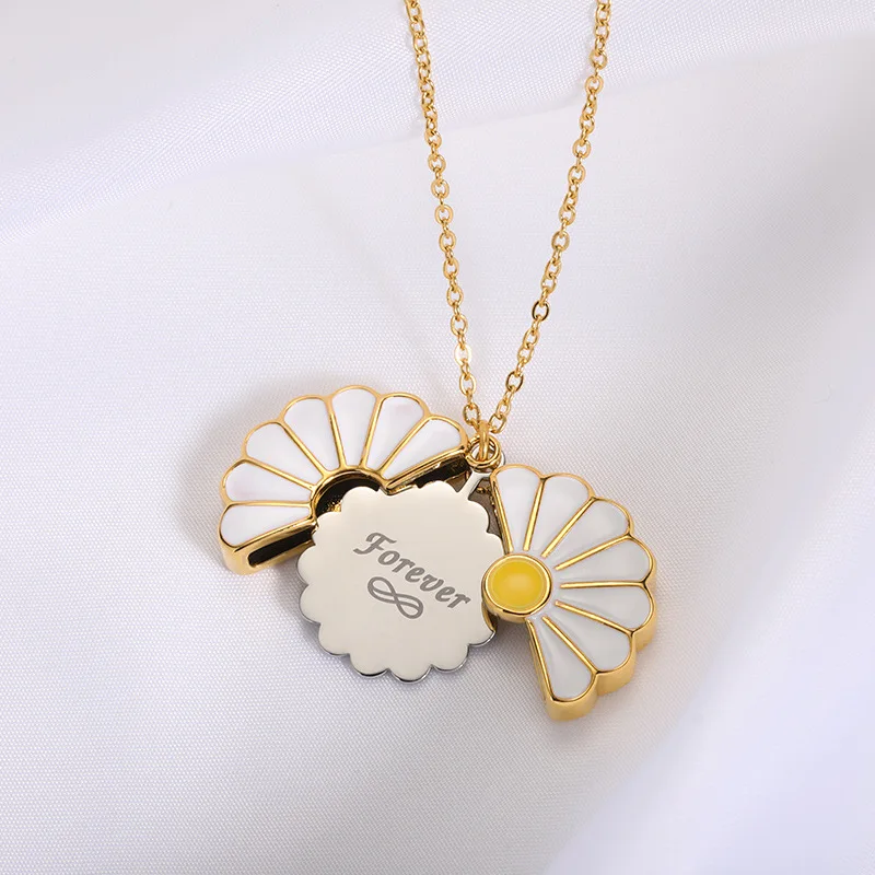 

2022 New Daisy Jewelry Necklace Women's Gold Color Pendant Drop Oil Chrysanthemum Opening and Closing Necklace Letter Pendant
