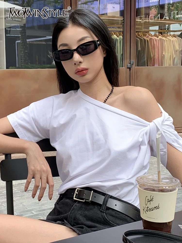 

Женская Асимметричная футболка TWOTWINSTYLE, белая свободная футболка с косым воротником и коротким рукавом, 2022