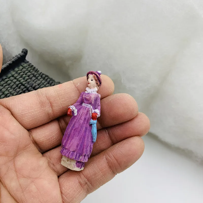 Миниатюрная фигурка из канифоли