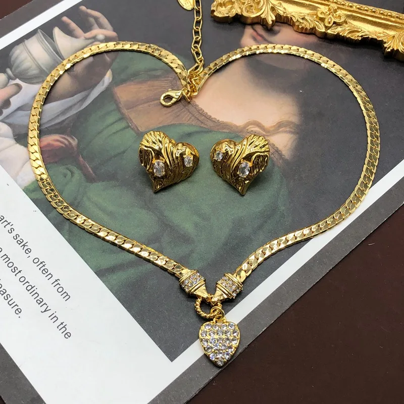 

2023 New French Vintage Copper Chain Set Gemstone Diamond Love Pendant Necklace Earrings Simple Temperament Jewelry