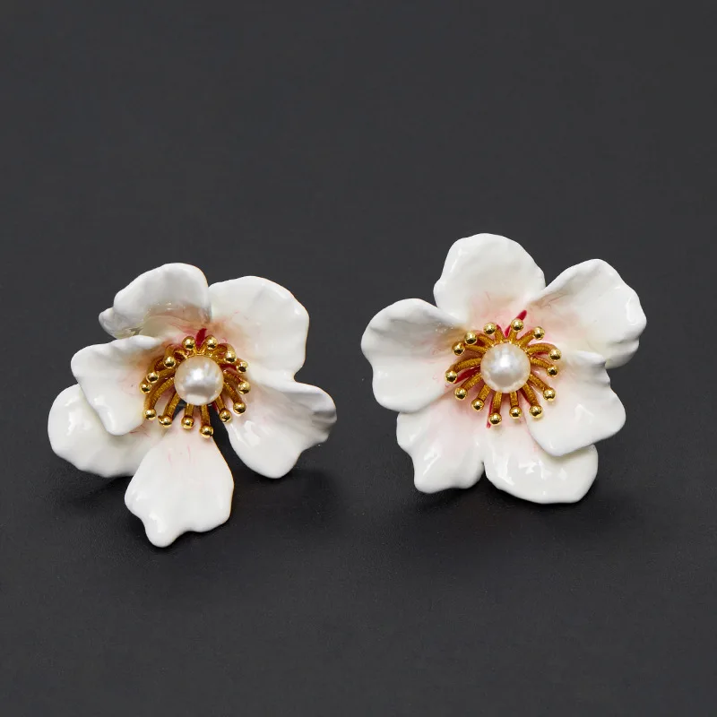 Эмалевые глянцевые асимметричные серьги с белым цветком вишни трехмерные Лепестковые серьги клипсы для ушей