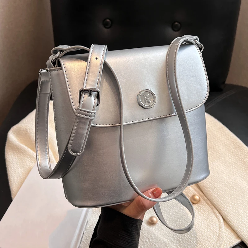 

Маленькая сумка-мешок через плечо с клапаном для женщин 2023 весенние тренды последние маленькие сумки через плечо из искусственной кожи и ко...