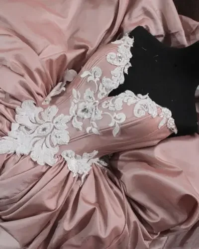 

Deep V-neck Sexy Off-Shoulder Lace Up Quinceanera Dresses Vestidos Appliques Bodice Full-Length Debutante Gowns