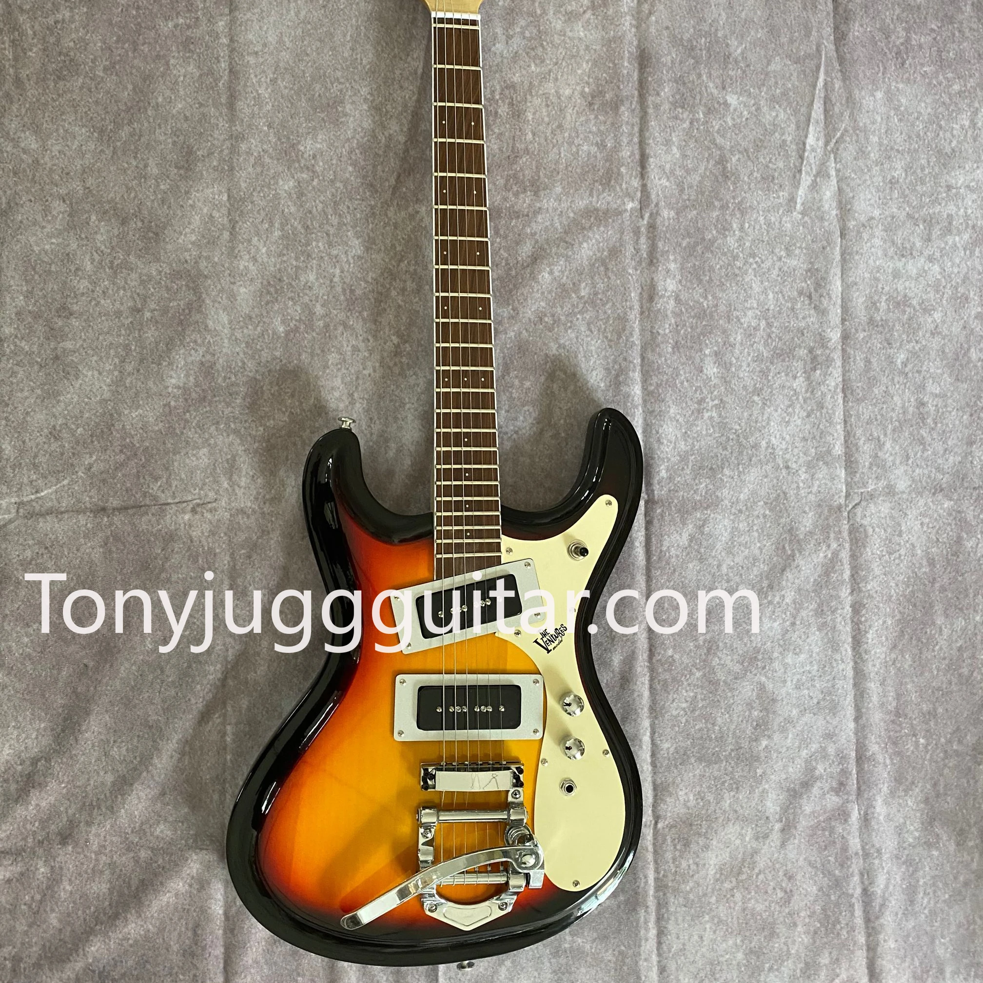 1966 Venture электрическая гитара Джонни Рамон Sunburst Bigs Tremolo мост черный пикап P90
