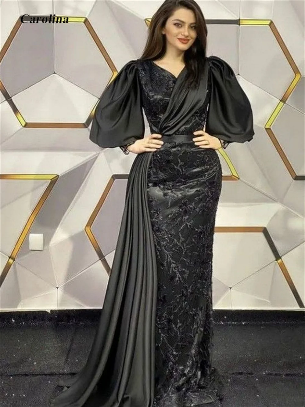 

Женское атласное платье с V-образным вырезом