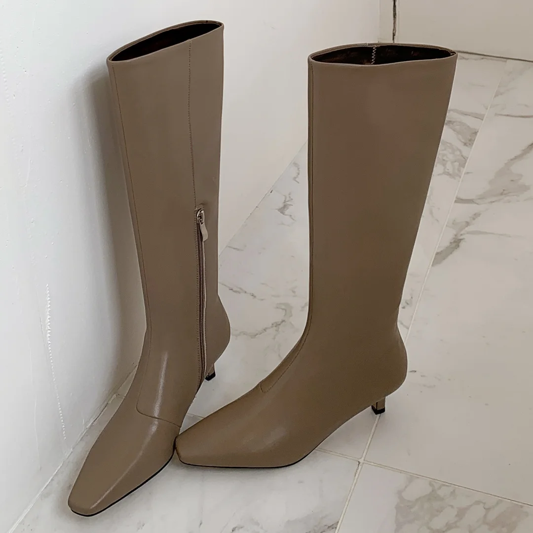 Женские сапоги до колена из натуральной кожи на каблуке 4 см цвета в ассортименте