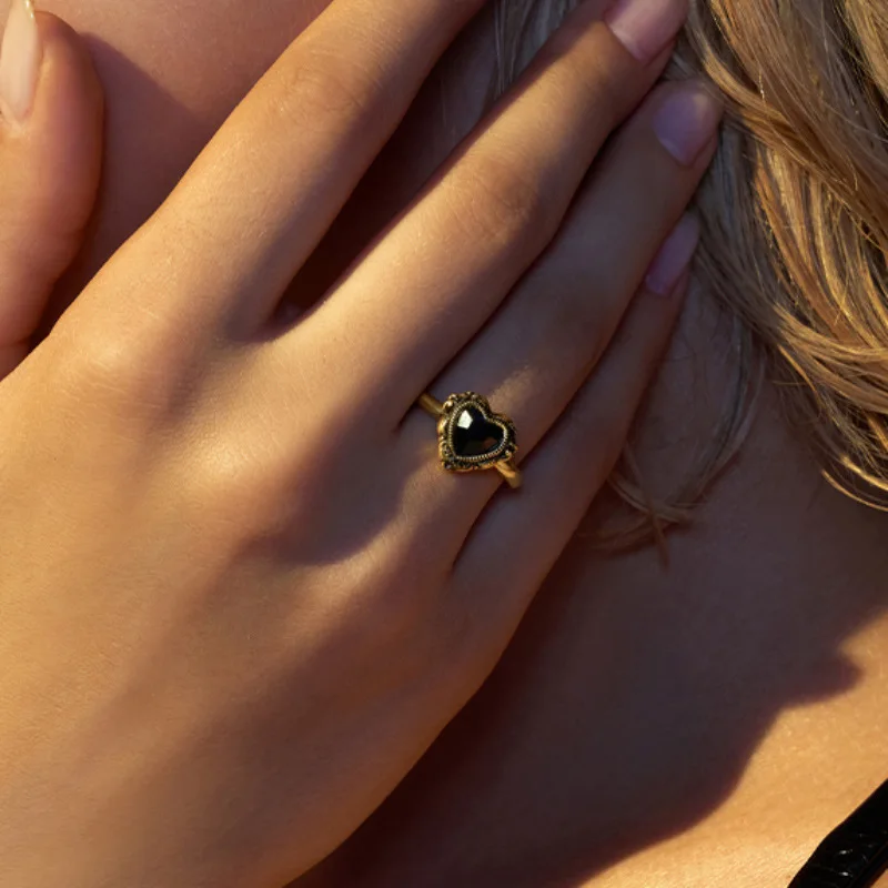 Женское кольцо в виде сердца с черным Цирконом