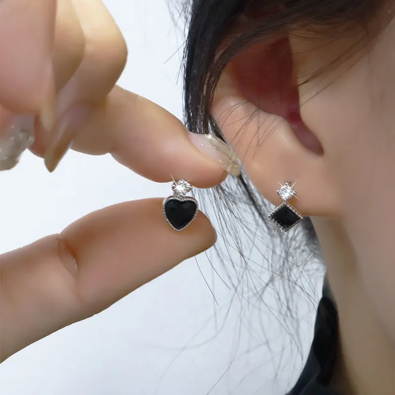 Женские серьги-кольца с черным сердцем и ромбом