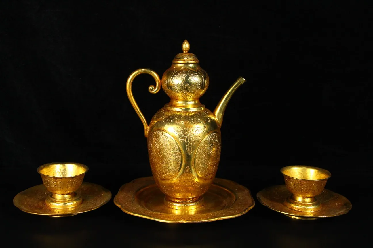 

Collection of a set of old bronze gilt hand-carved tea sets