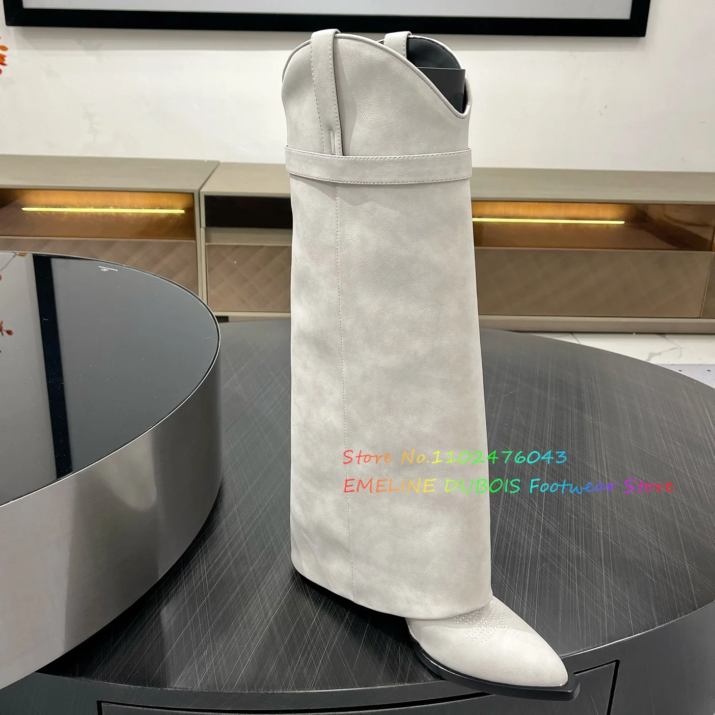 Женские сапоги до колена с заостренным танкетком и пряжкой в виде акулы