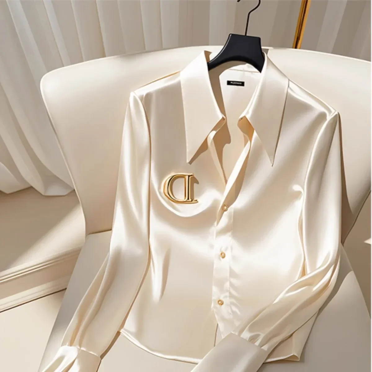 Женская блузка с атласной отделкой