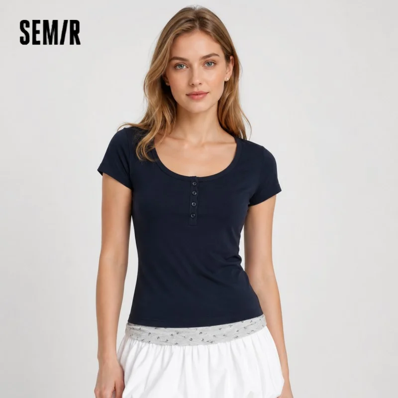 Фото Женская футболка Semir 2026: укороченная, с эффектом двухслойности, цветочным принтом, приталенная, с широким круглым вырезом, милая и стильная №1