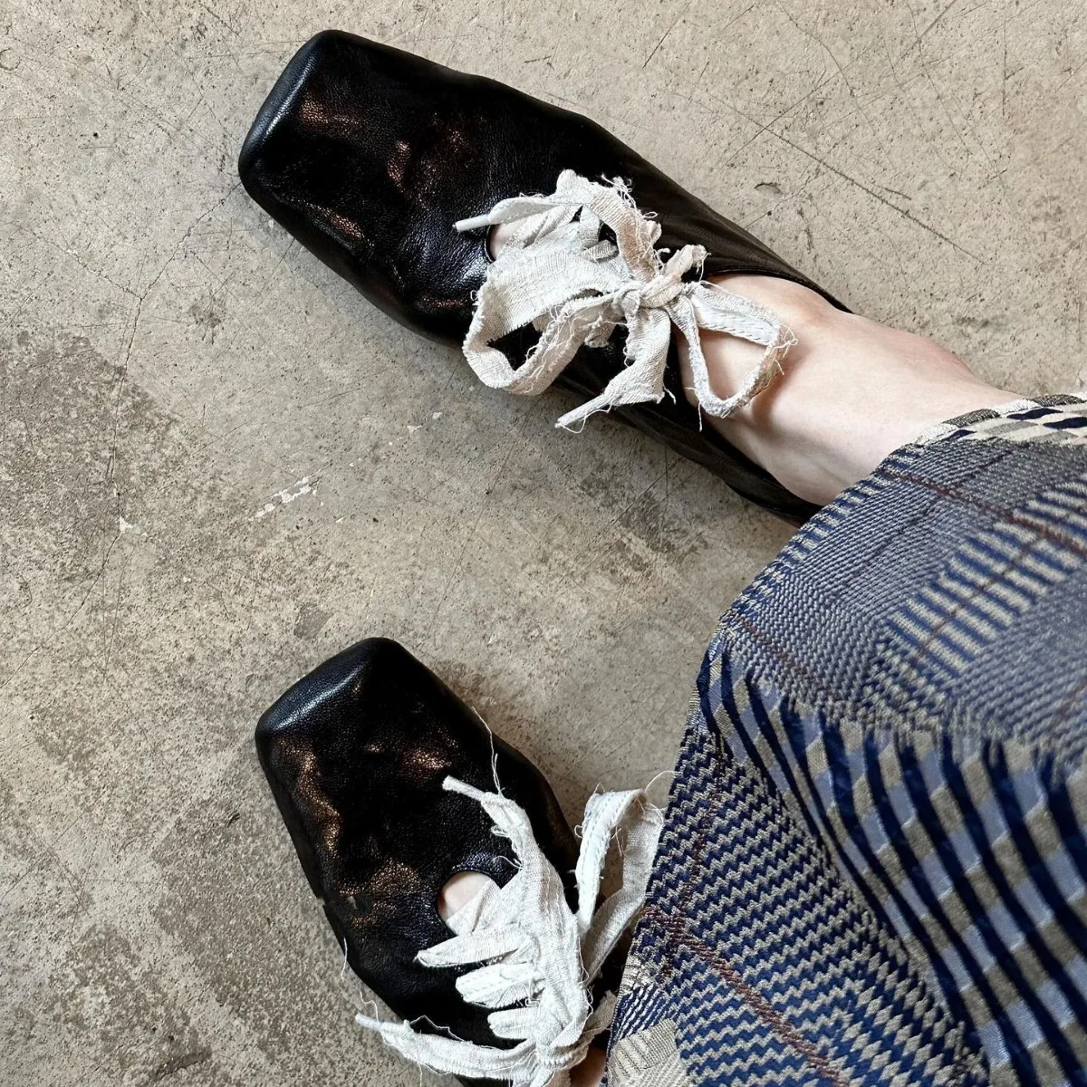 Маленькие кожаные туфли с квадратной головкой в стиле ретро 2025 года.