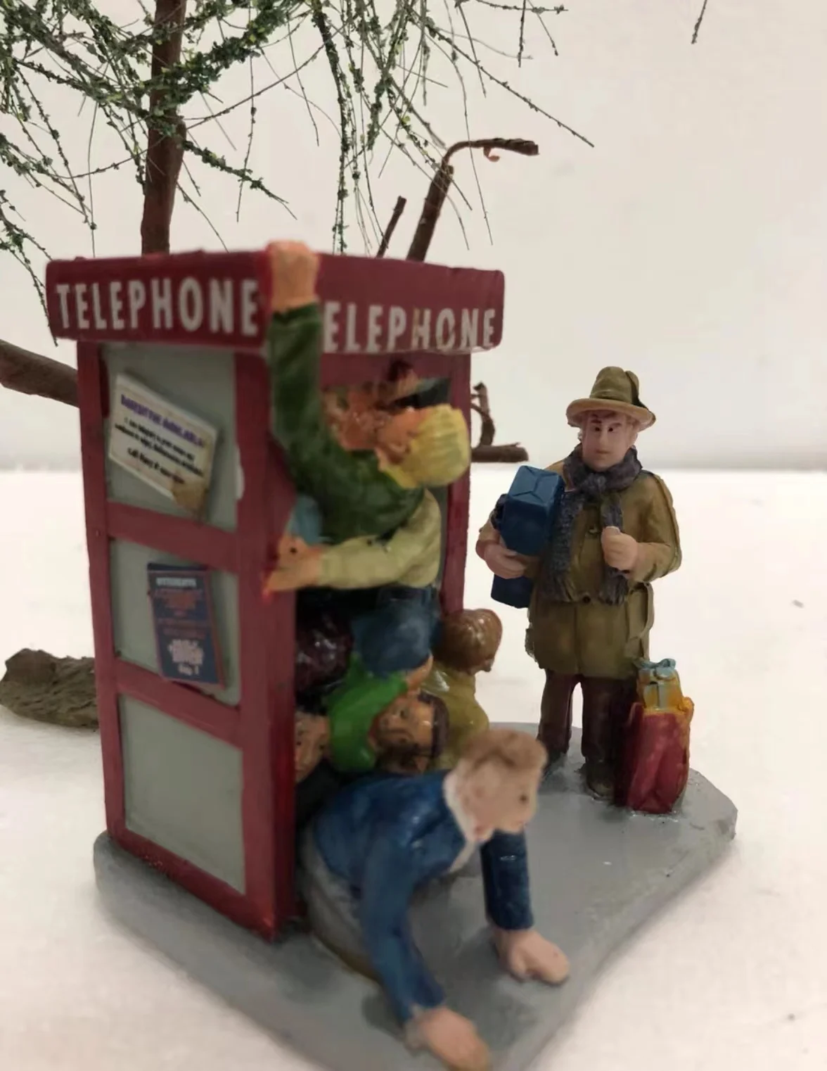 

Полимерная фигурка, настольная игра с психическим песком, телефонная будка для телетерапии