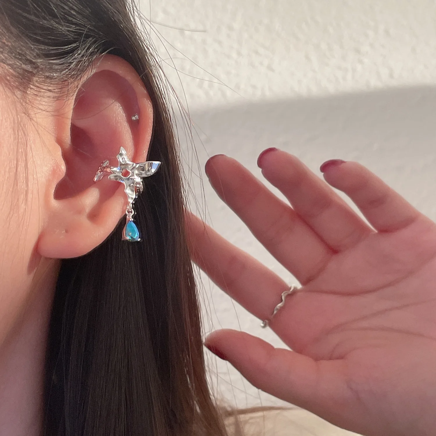 

Irregular Metal Butterfly Color Zircon Ear Clip Young Girls Fashion Metal Butterfly Earrings for Woman Jewelry Accessories Gift