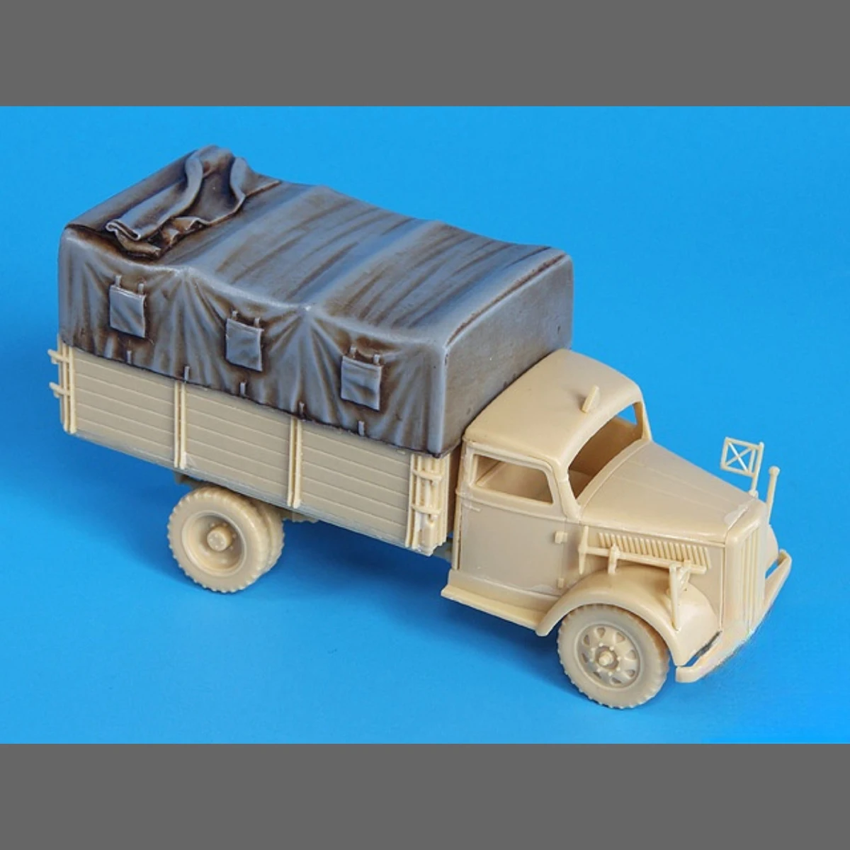 Комплект неокрашенной модели из смолы 1/72 холст Opel Blitz в разобранном виде и