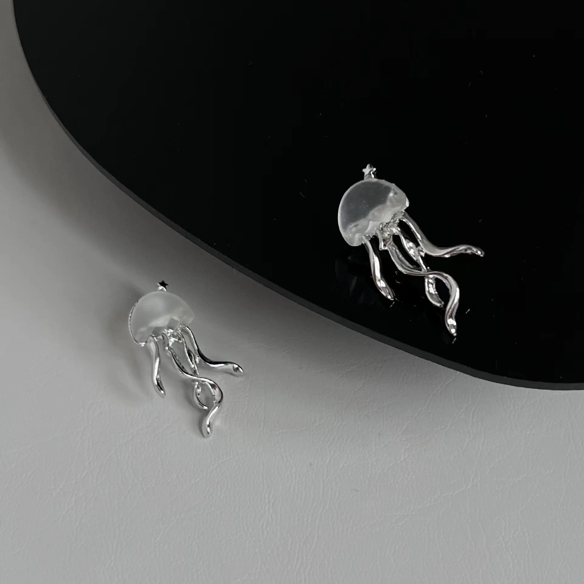 Korean Fashion Trend Metal Design Sense Simulation Deep Sea Floating Jellyfish Temperament Elegant Ladies Earrings Wholesale images - 6