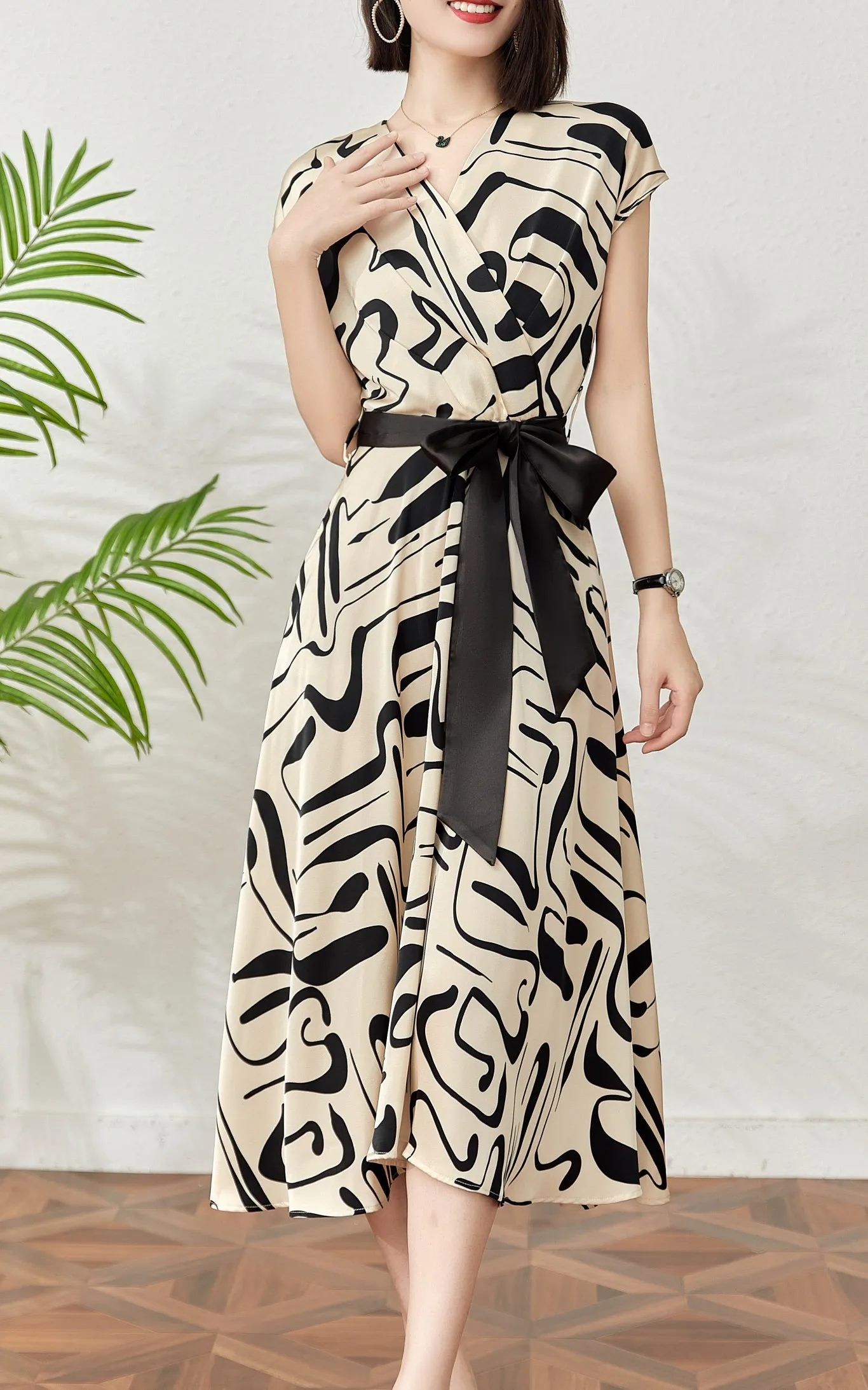 

2023 Women's Clothing New v-neck design with waist dress 0818