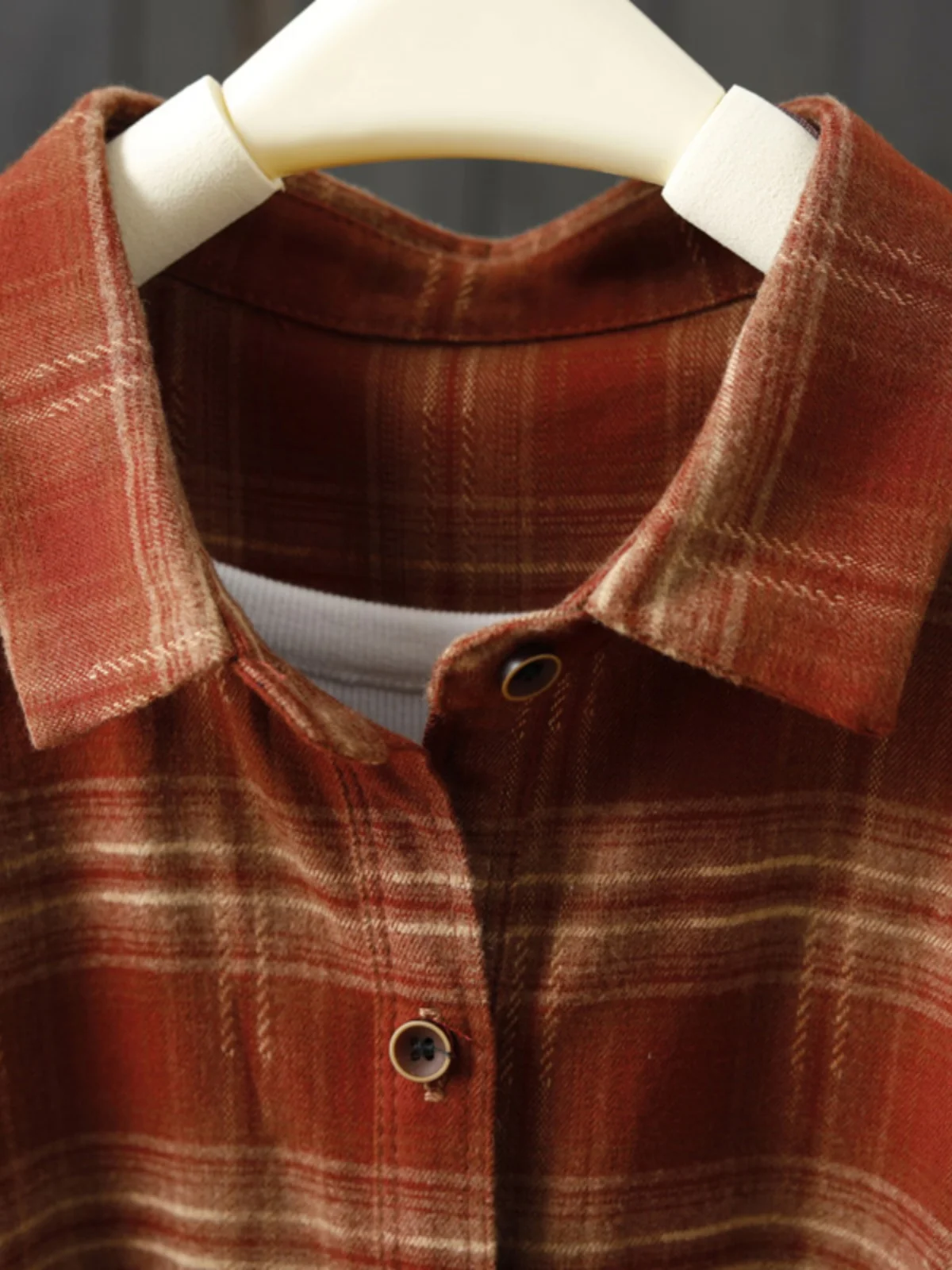 Весенне-осенние новые клетчатые рубашки с коротким передом и длинной спиной