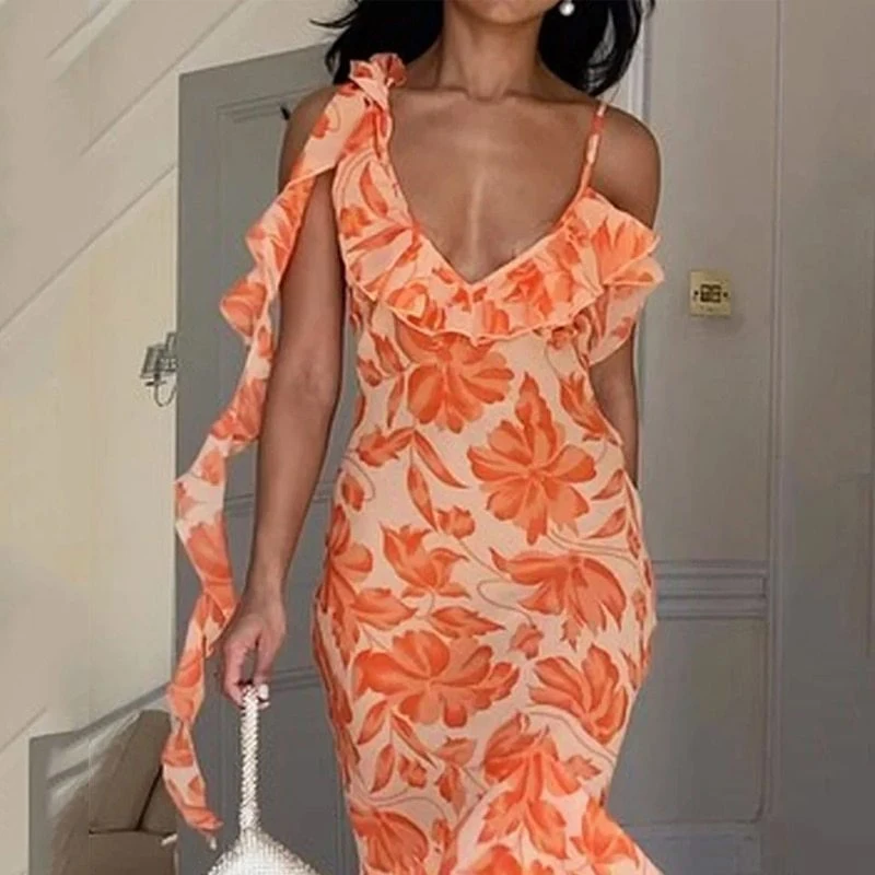 

Женское длинное облегающее платье с V-образным вырезом и оборками