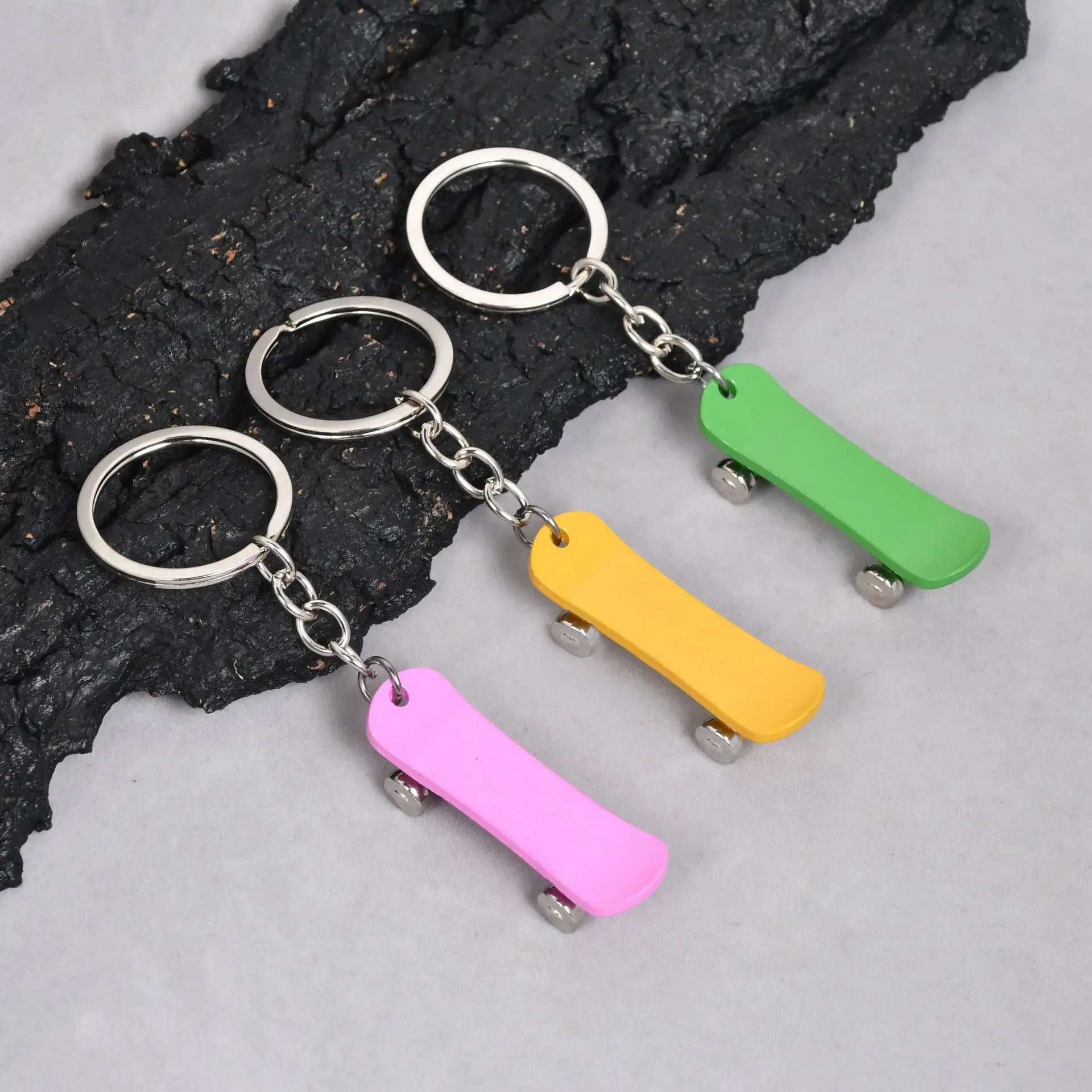 

Брелок для ключей для мини-скутера, многоцветный аксессуар для спорта на открытом воздухе, маленький подарок для мужчин и женщин, с выгравированными вращающимися колесами