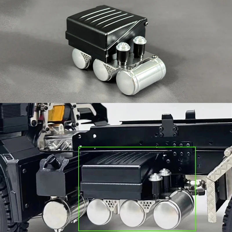 Металлический черный аккумуляторный ящик установленный рулевым механизмом для