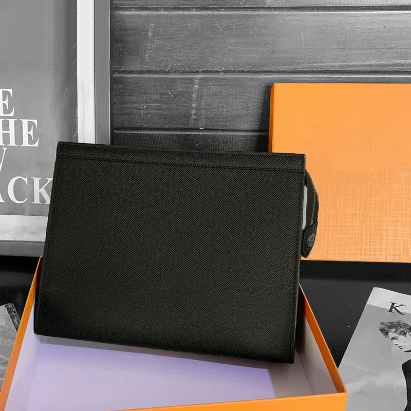 

2023 new fashion luxury designer holding a bag high -quality men's Women rinse buns under the underarm clamping Clutch bag