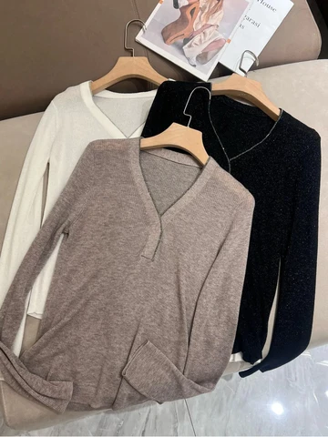 Шелковый вязаный свитер  V-образным вырезом