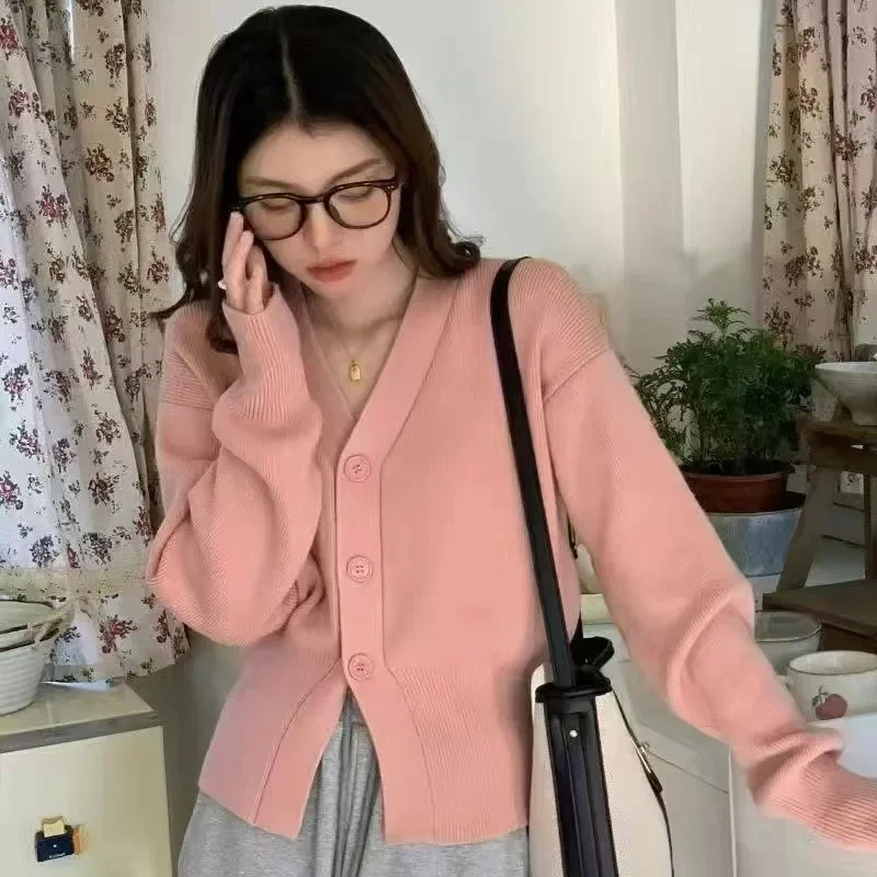 Женский трикотажный кардиган с V-образным вырезом