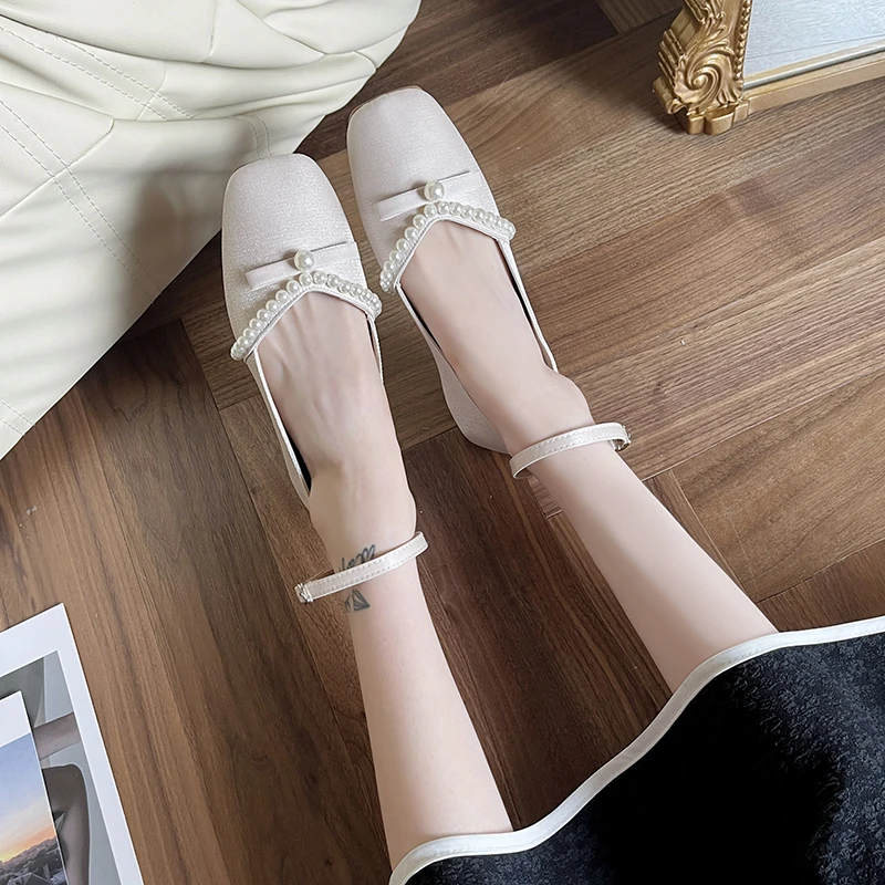 Женские свадебные туфли на низком каблуке толстом с кристаллами и жемчугом