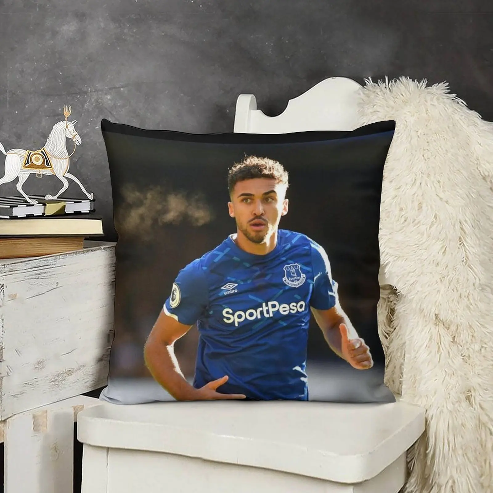 Рождественская декоративная подушка Dominic Calvert-Lewin #545 для дома