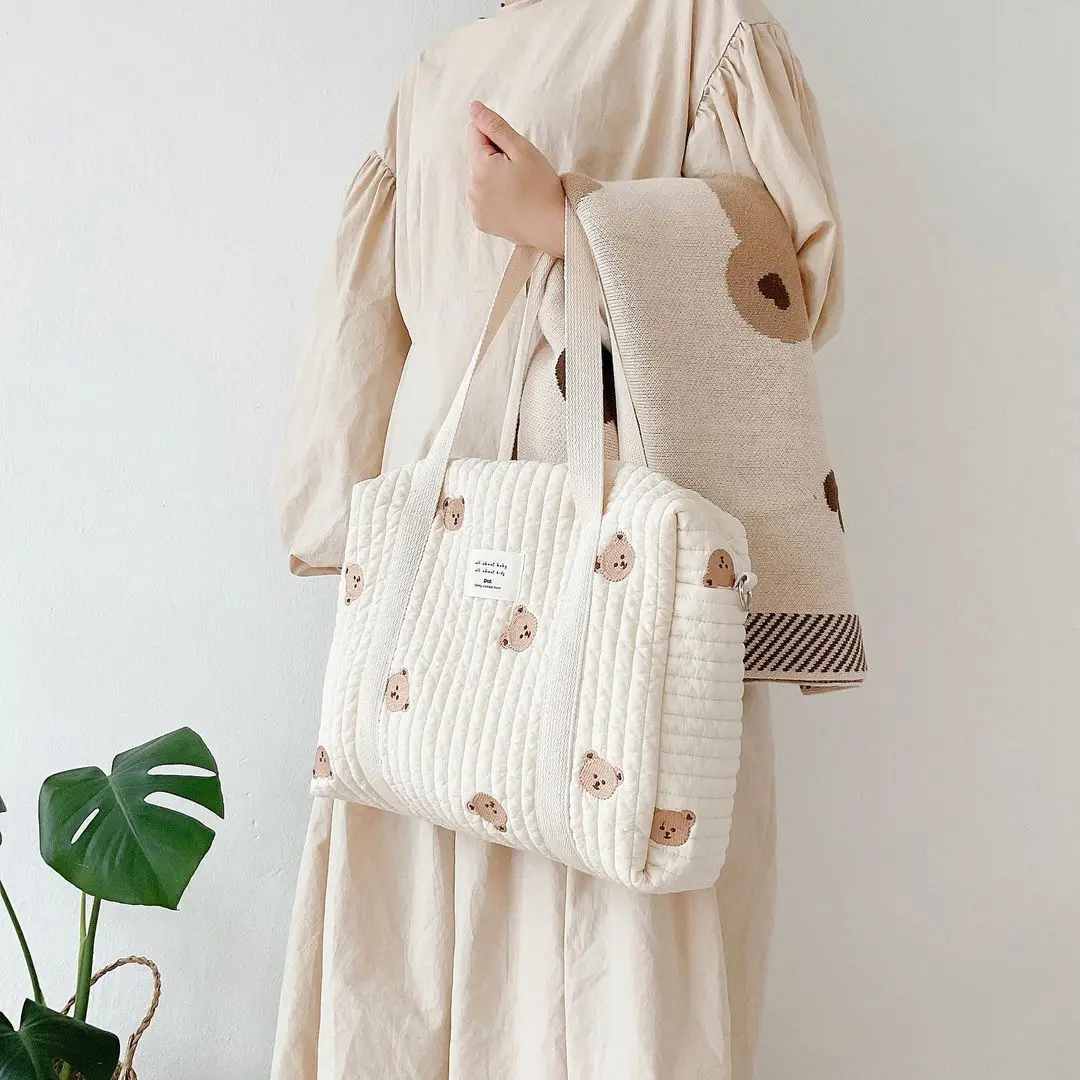 

Ins Fashion Shoulder Bag Cute Bear Flower Embroidery Pattern Baby Beige Cotton Fabric Zipper Diaper Handbag 2022 New Luggage Bag